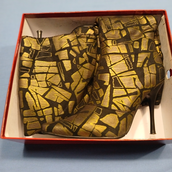 Pre-loved Caliente Black and Gold Suede Boots. Worn only 1 x. - Picture 2 of 10